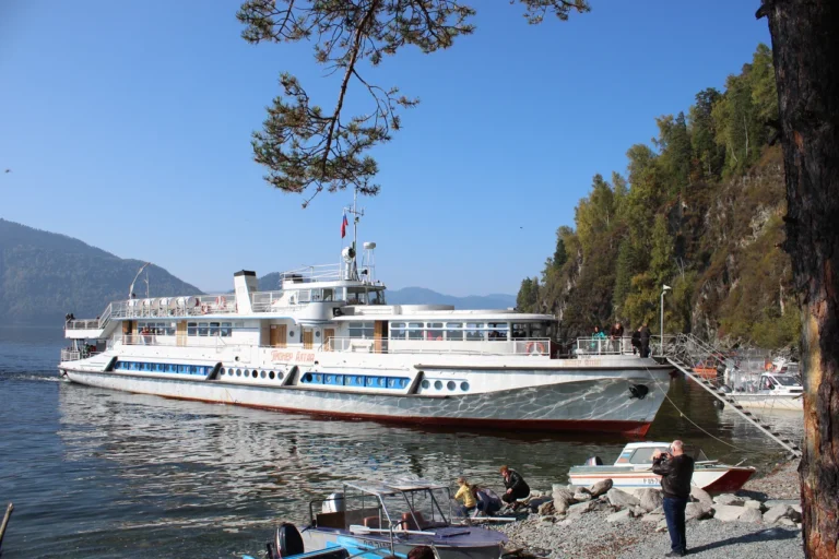 Теплоход «Пионер Алтая» приглашает всех на прогулку по Телецкому озеру в 2025 году
